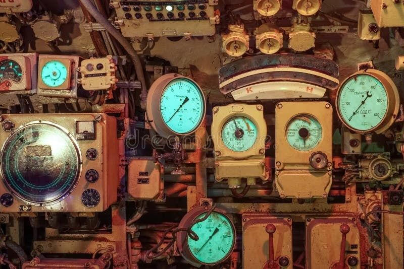 Dicht angeordnete analoge Messinstrumente in einem historischen U-Boot